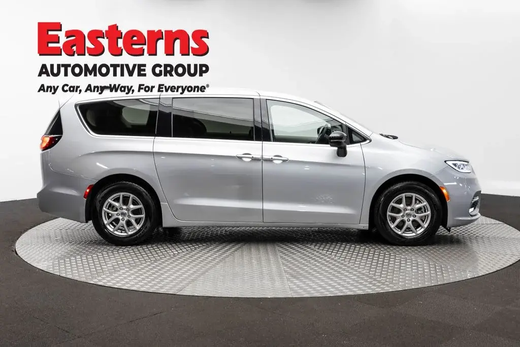 2024 Chrysler Pacifica Touring L photo 4