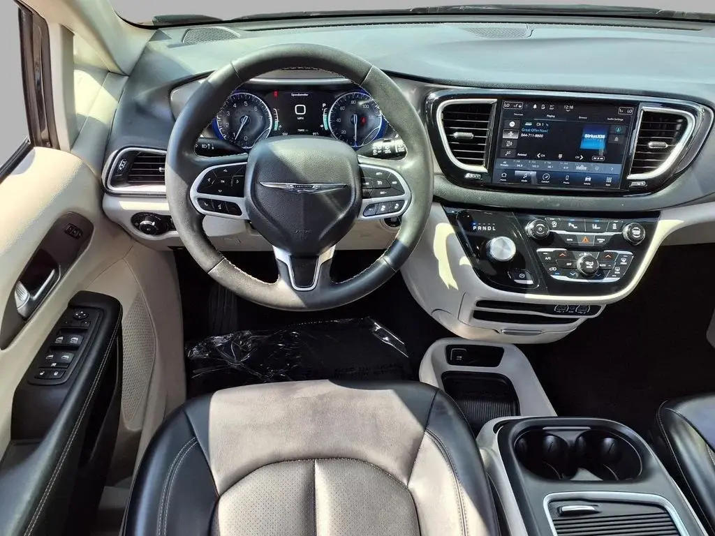 2023 Chrysler Pacifica Touring L photo 4