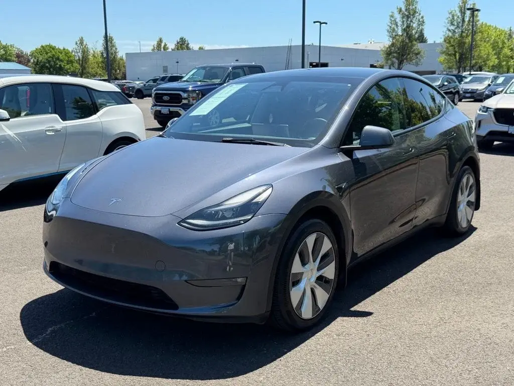 2023 Tesla Model Y Long Range Dual Motor All-Wheel Drive photo 4