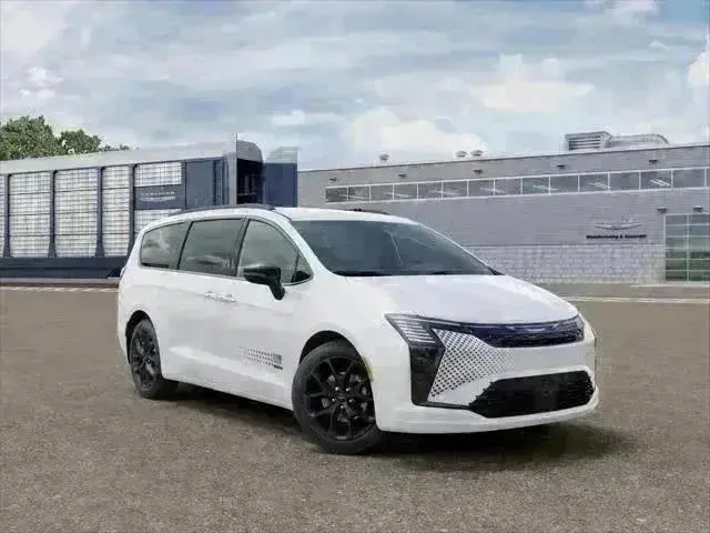 2027 Chrysler Pacifica Select photo 3