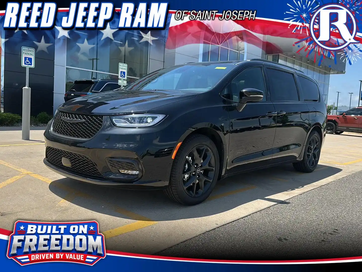 2026 Chrysler Pacifica Select's photo