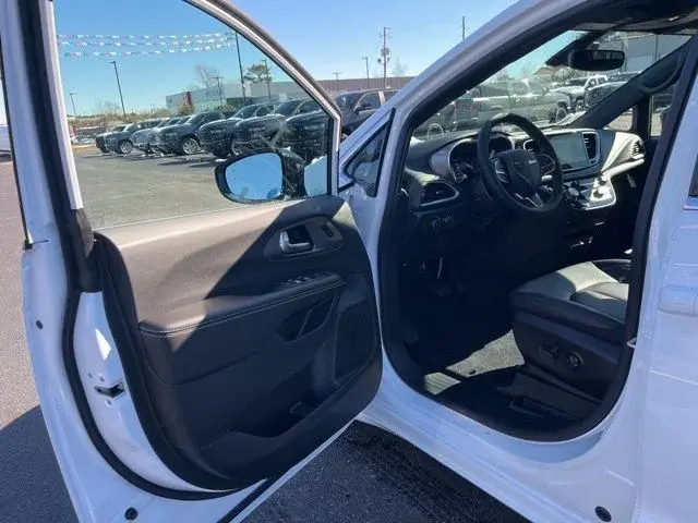 2026 Chrysler Pacifica Select photo 4