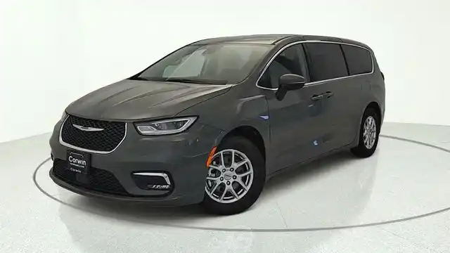 2023 Chrysler Pacifica Touring L's photo