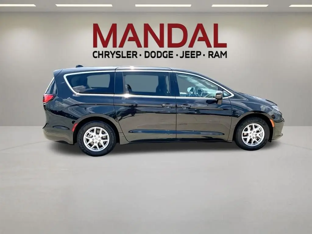 2023 Chrysler Pacifica Touring L photo 4