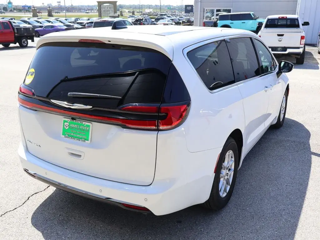 2026 Chrysler Pacifica Select photo 5
