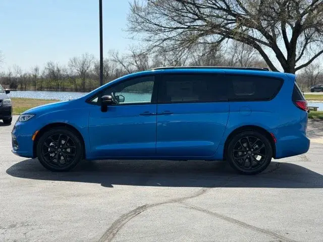 2026 Chrysler Pacifica Select photo 4