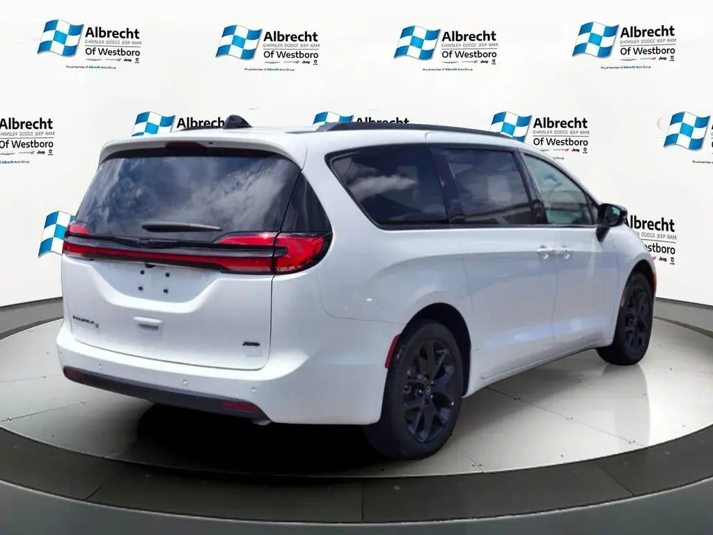 2026 Chrysler Pacifica Select AWD photo 5