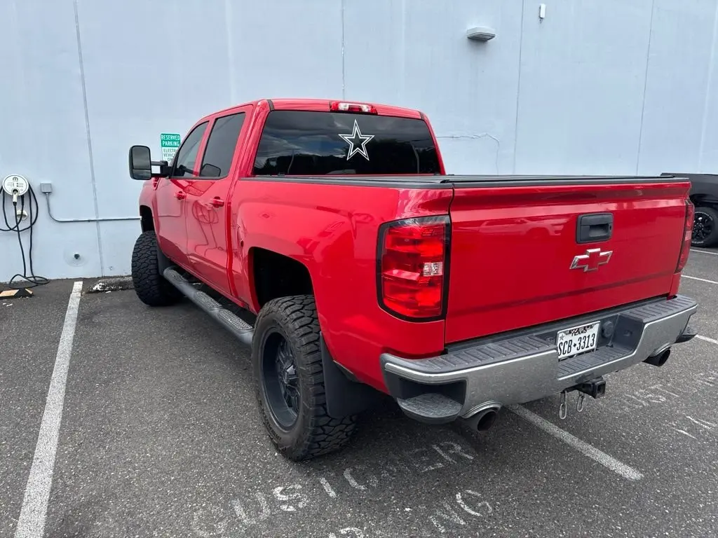 2017 Chevrolet Silverado 1500 LT 4X4 Crew Cab Short Box photo 4