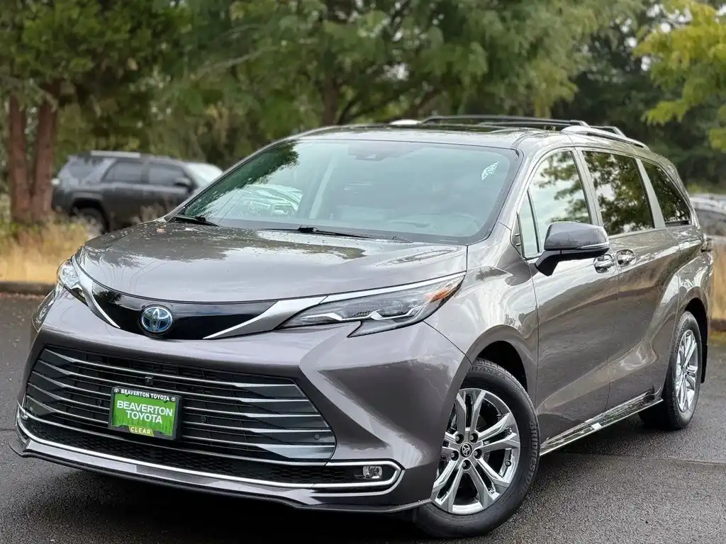 2024 Toyota Sienna Platinum 7-Passenger Hybrid AWD's photo