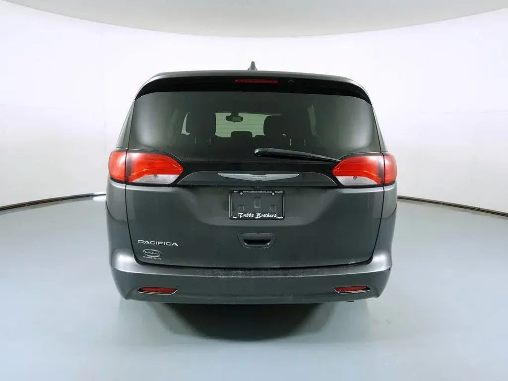 2017 Chrysler Pacifica LX photo 3