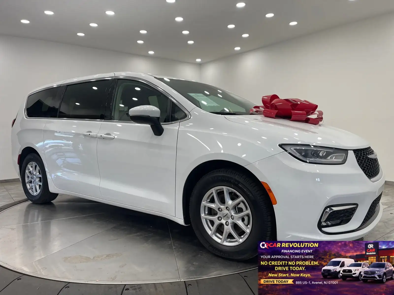 2023 Chrysler Pacifica Touring L's photo