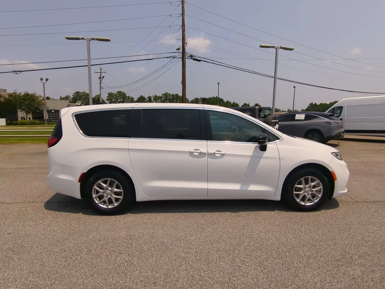 2025 Chrysler Pacifica Select photo 3