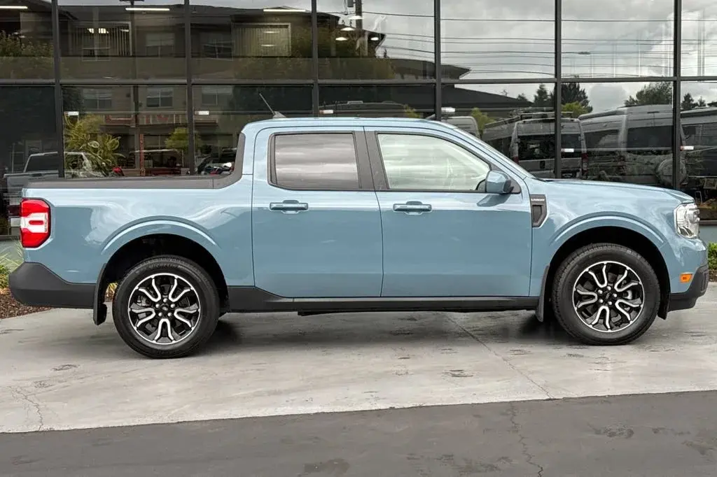 2023 Ford Maverick Lariat AWD photo 3