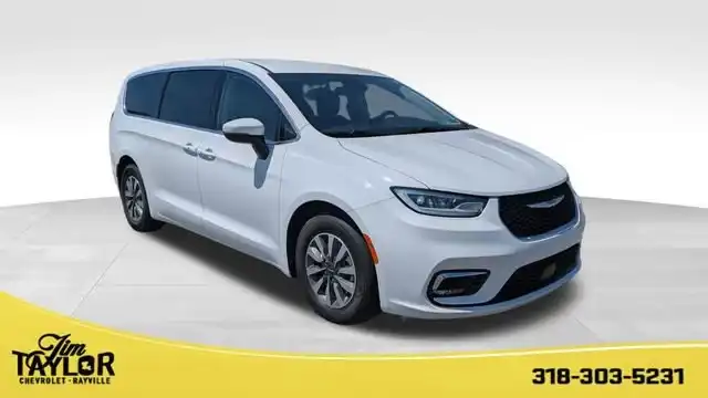 2023 Chrysler Pacifica Hybrid Touring L Hybrid's photo