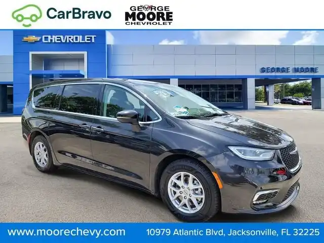 2023 Chrysler Pacifica Touring L's photo