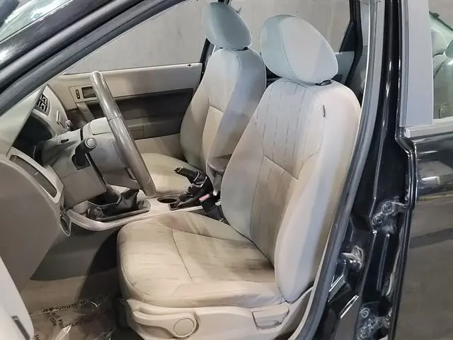 2010 Ford Focus SE photo 5