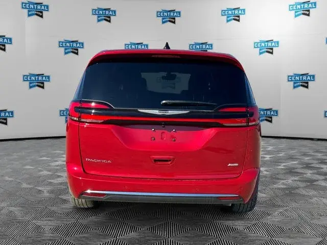 2026 Chrysler Pacifica Select AWD photo 4
