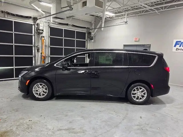 2027 Chrysler Pacifica Select photo 4
