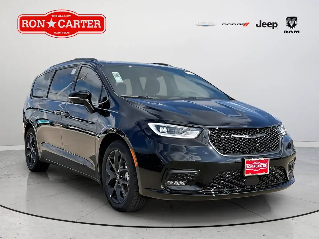 2026 Chrysler Pacifica Limited's photo