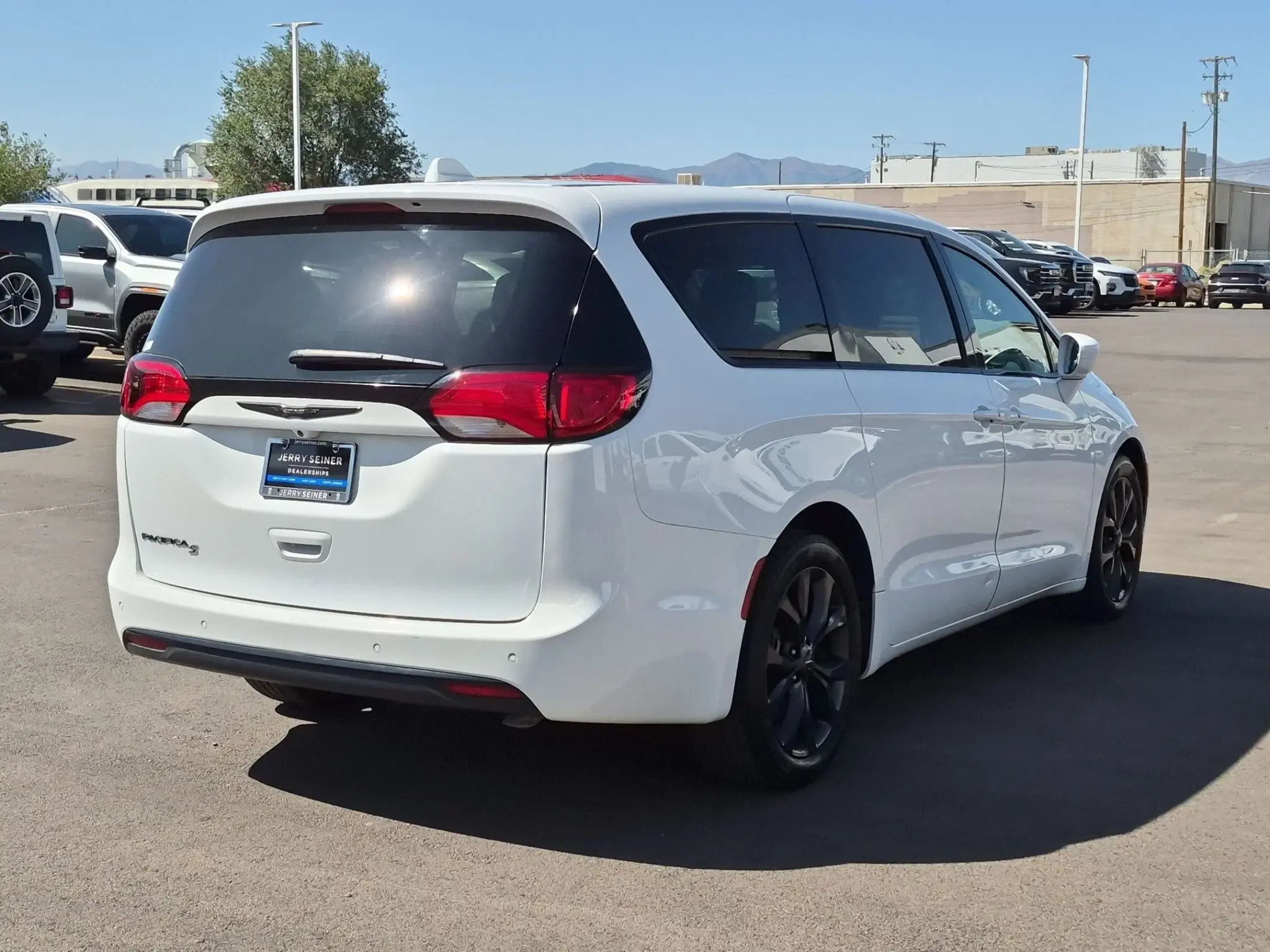 2020 Chrysler Pacifica Touring photo 5