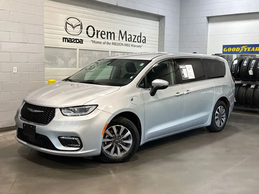 2023 Chrysler Pacifica Hybrid Touring L Hybrid's photo