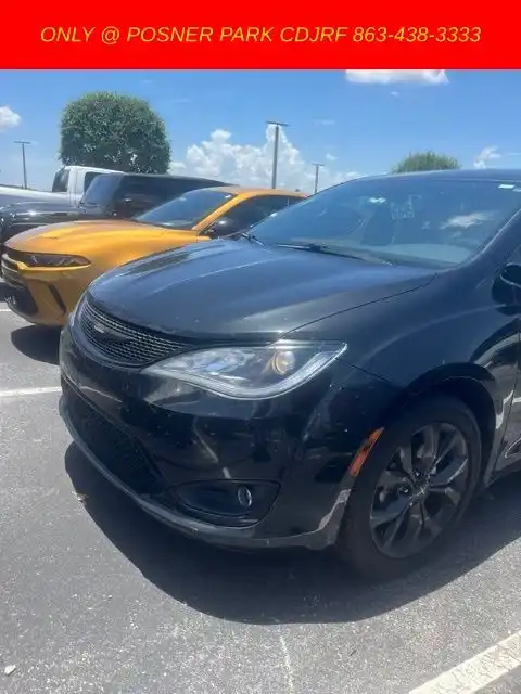 2020 Chrysler Pacifica Touring's photo