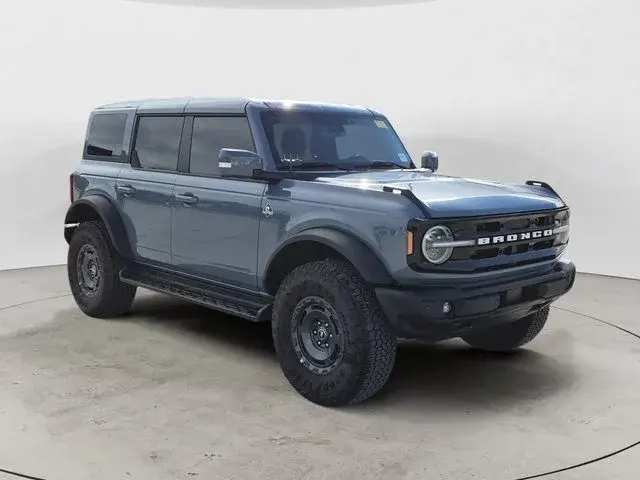 2025 Ford Bronco Outer Banks 4x4 photo 3