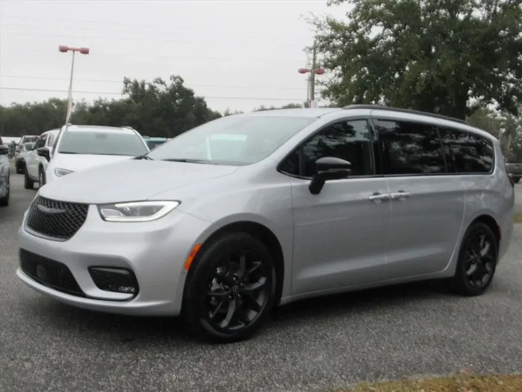 2026 Chrysler Pacifica Select photo 3