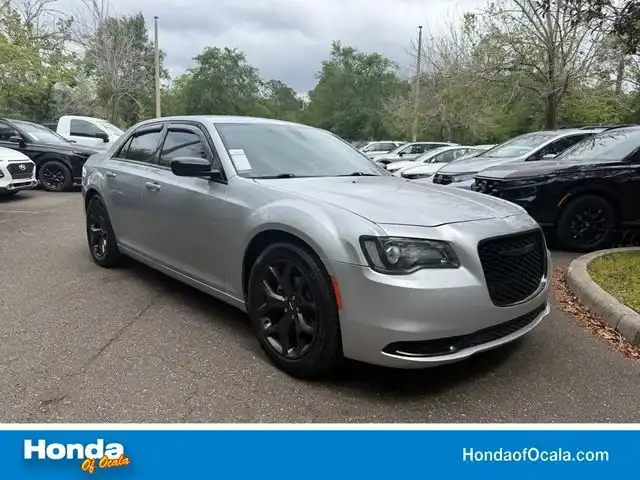 2021 Chrysler 300 Touring's photo