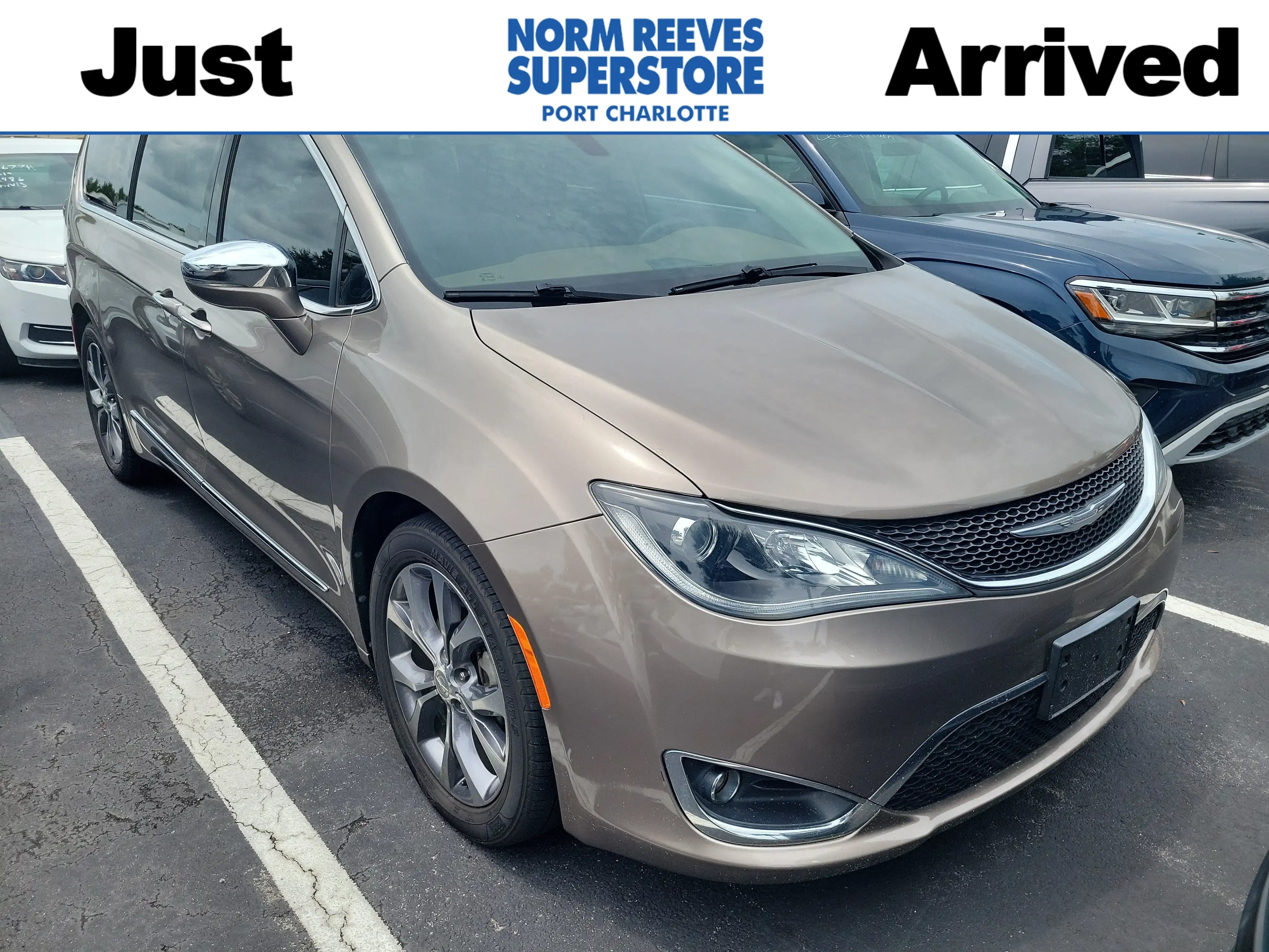2017 Chrysler Pacifica Limited's photo