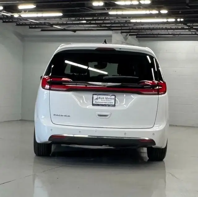 2024 Chrysler Pacifica Touring L photo 4