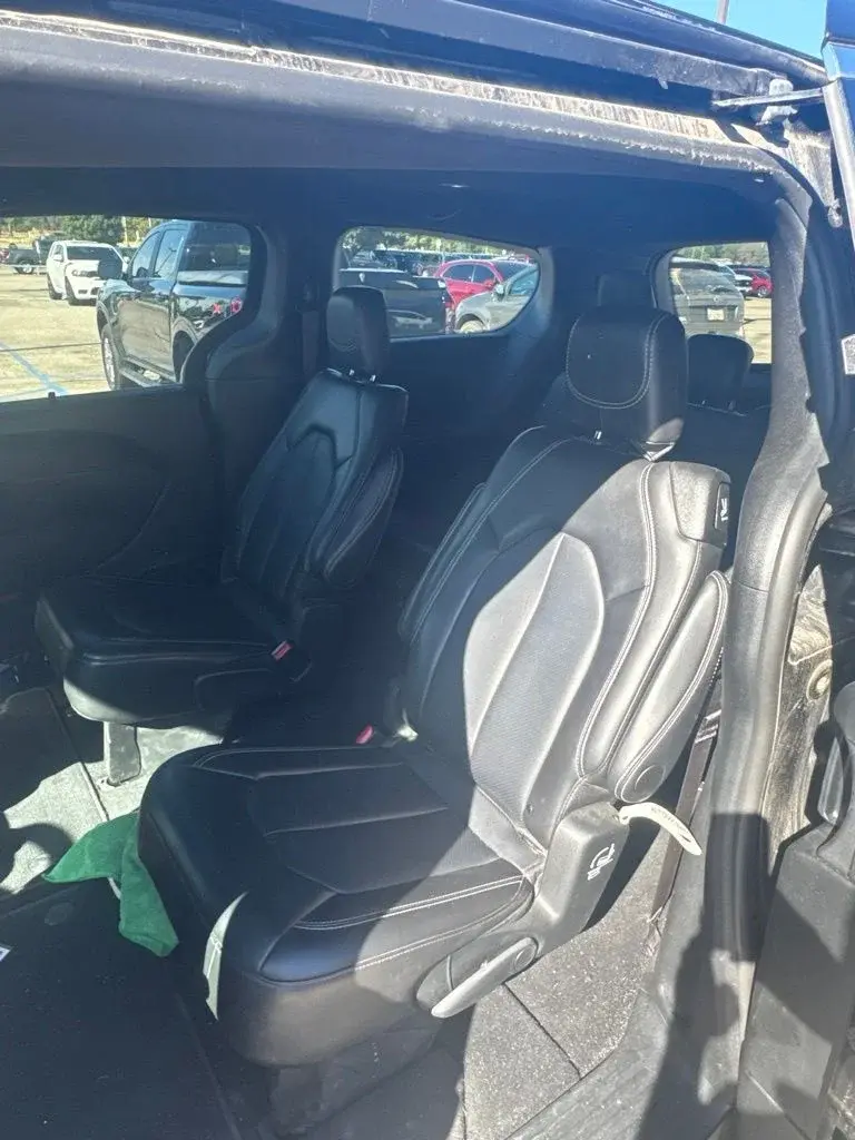 2025 Chrysler Pacifica Select photo 5