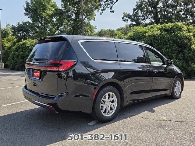 2023 Chrysler Pacifica Touring photo 5