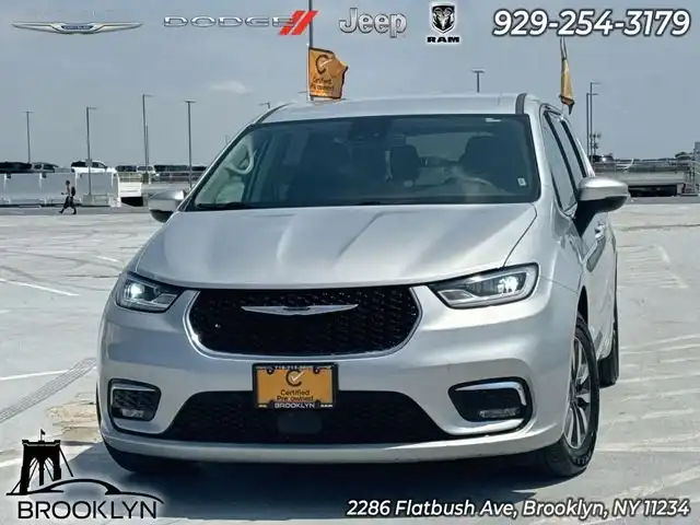 2023 Chrysler Pacifica Hybrid Touring L Hybrid's photo