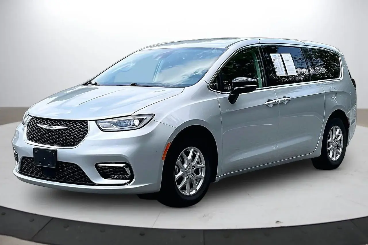 2024 Chrysler Pacifica Touring L photo 4