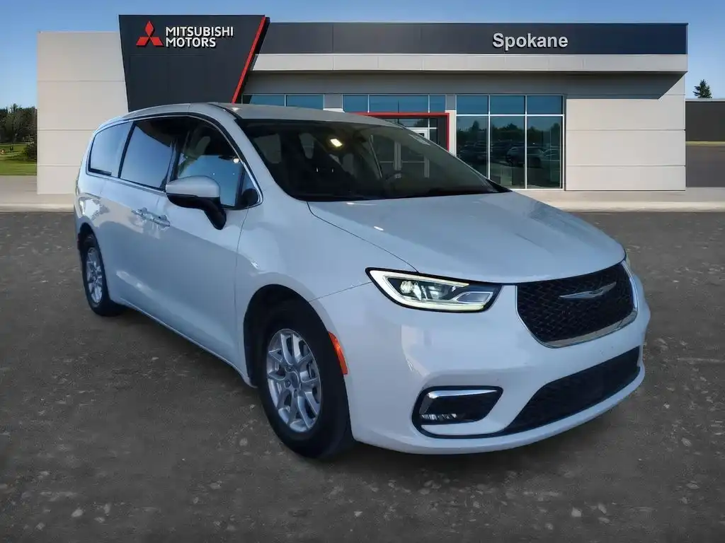 2023 Chrysler Pacifica Touring L's photo