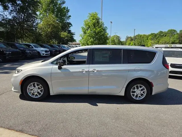 2026 Chrysler Pacifica Select photo 4