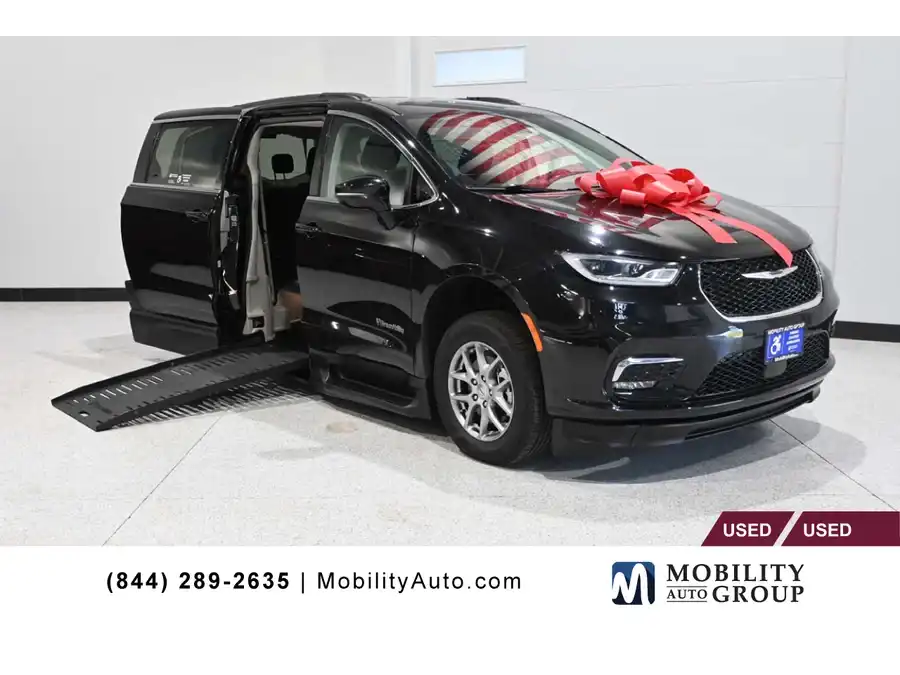 2021 Chrysler Pacifica Touring's photo