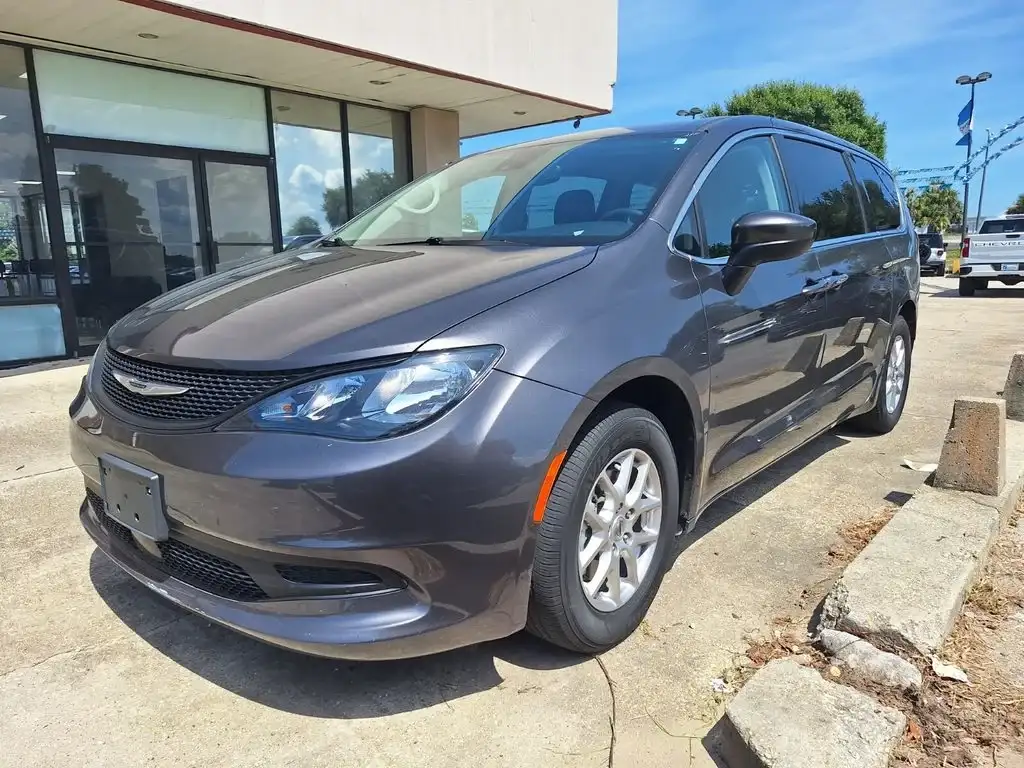 2023 Chrysler Voyager LX's photo