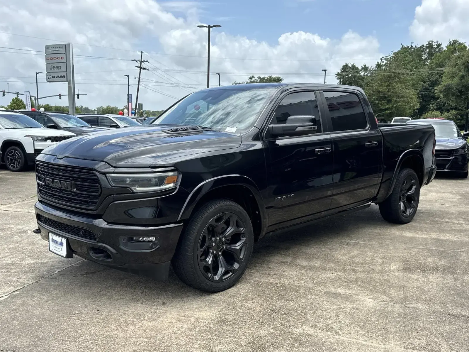 2023 RAM 1500 Limited 4x4 Crew Cab 5'7 photo 3