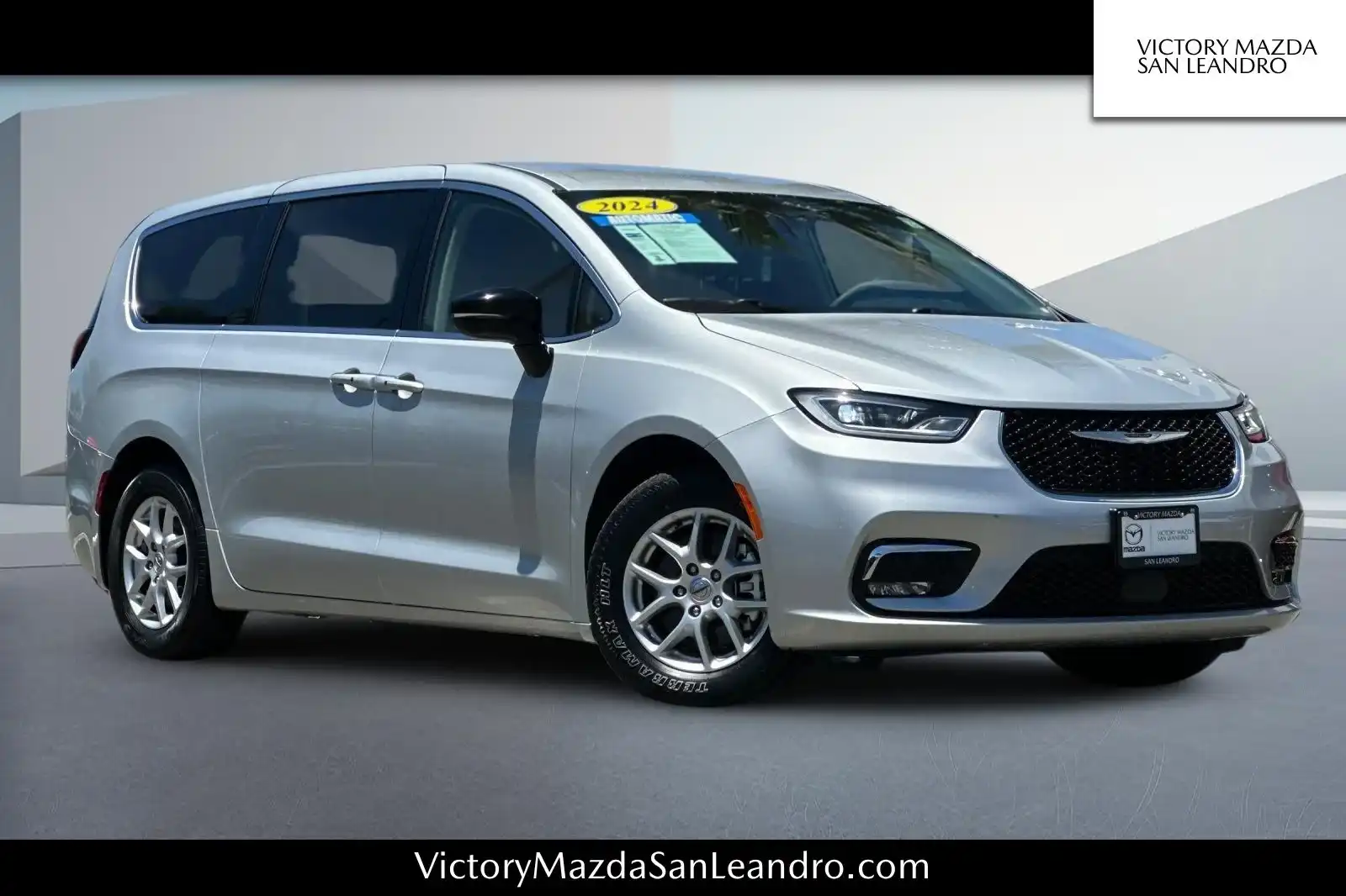 2024 Chrysler Pacifica Touring L's photo