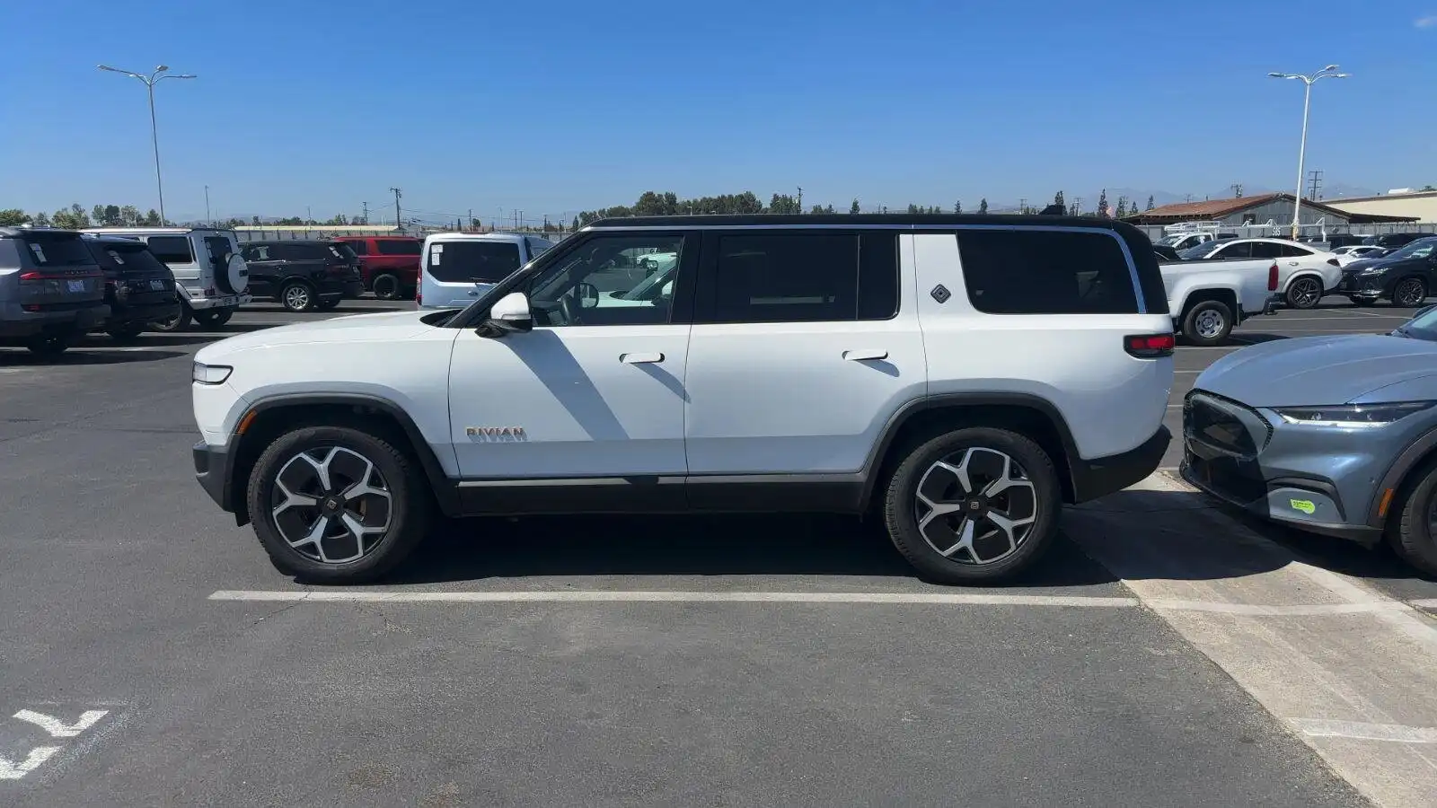 2024 Rivian R1S Adventure Quad-Motor Large Pack's photo