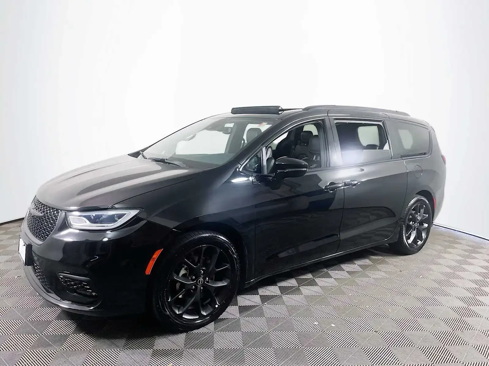 2025 Chrysler Pacifica Limited's photo