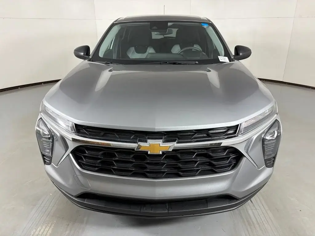2025 Chevrolet Trax LS photo 4