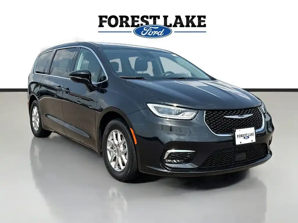 2024 Chrysler Pacifica Touring L's photo