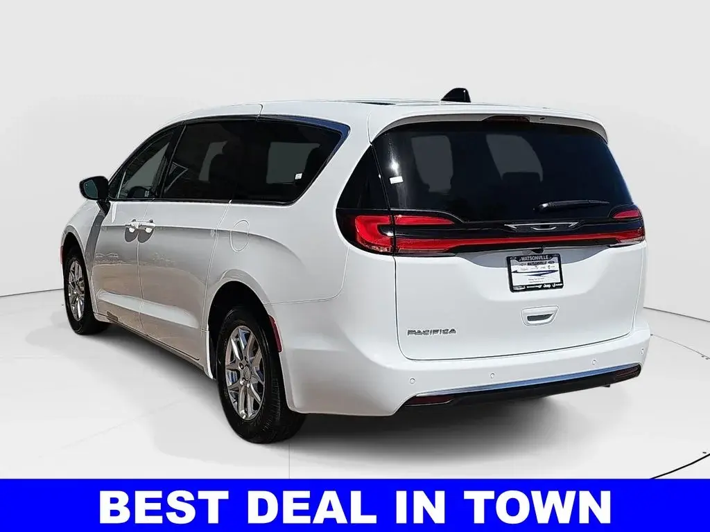 2027 Chrysler Pacifica Select photo 5