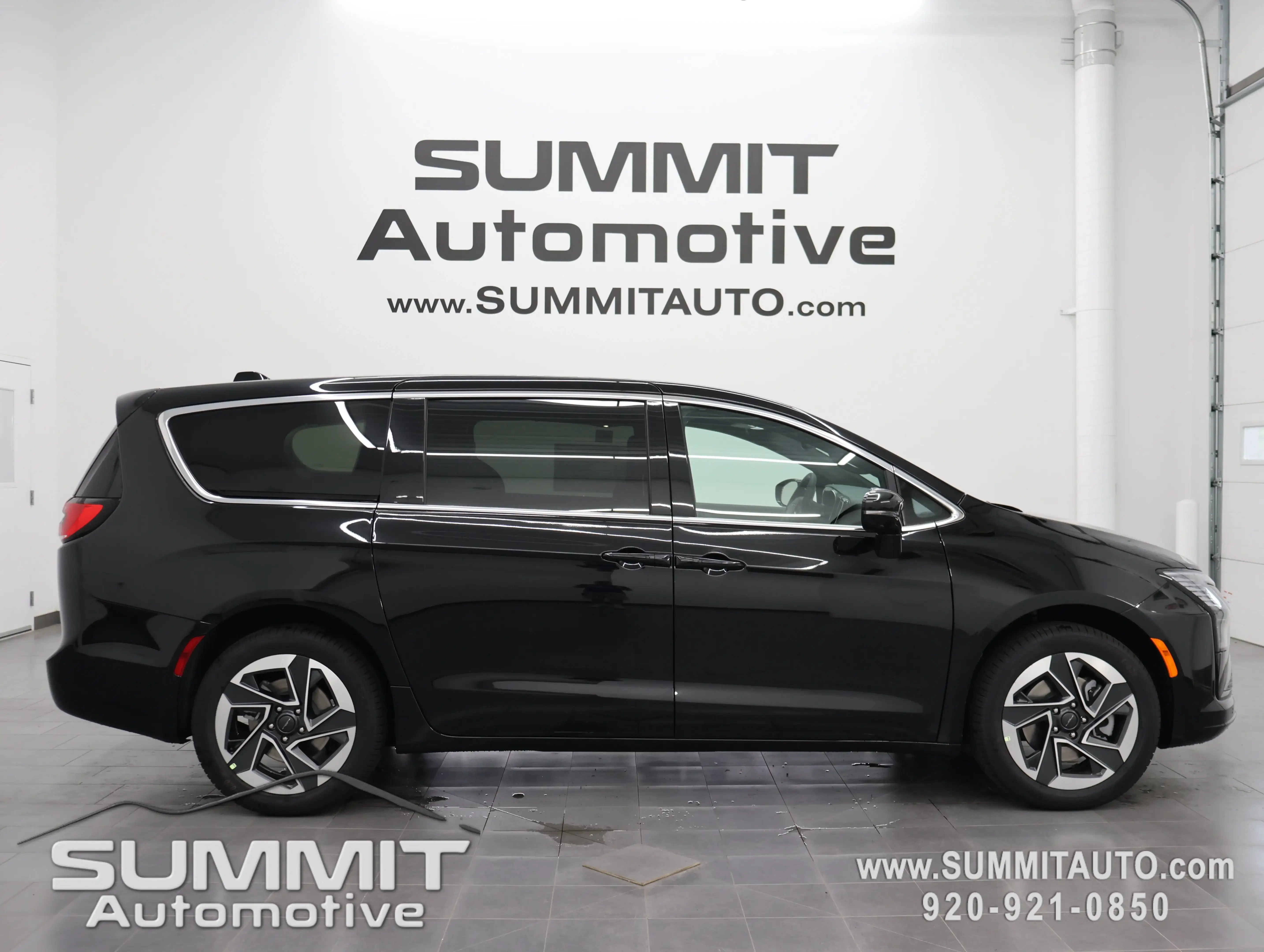 2027 Chrysler Pacifica Limited AWD's photo