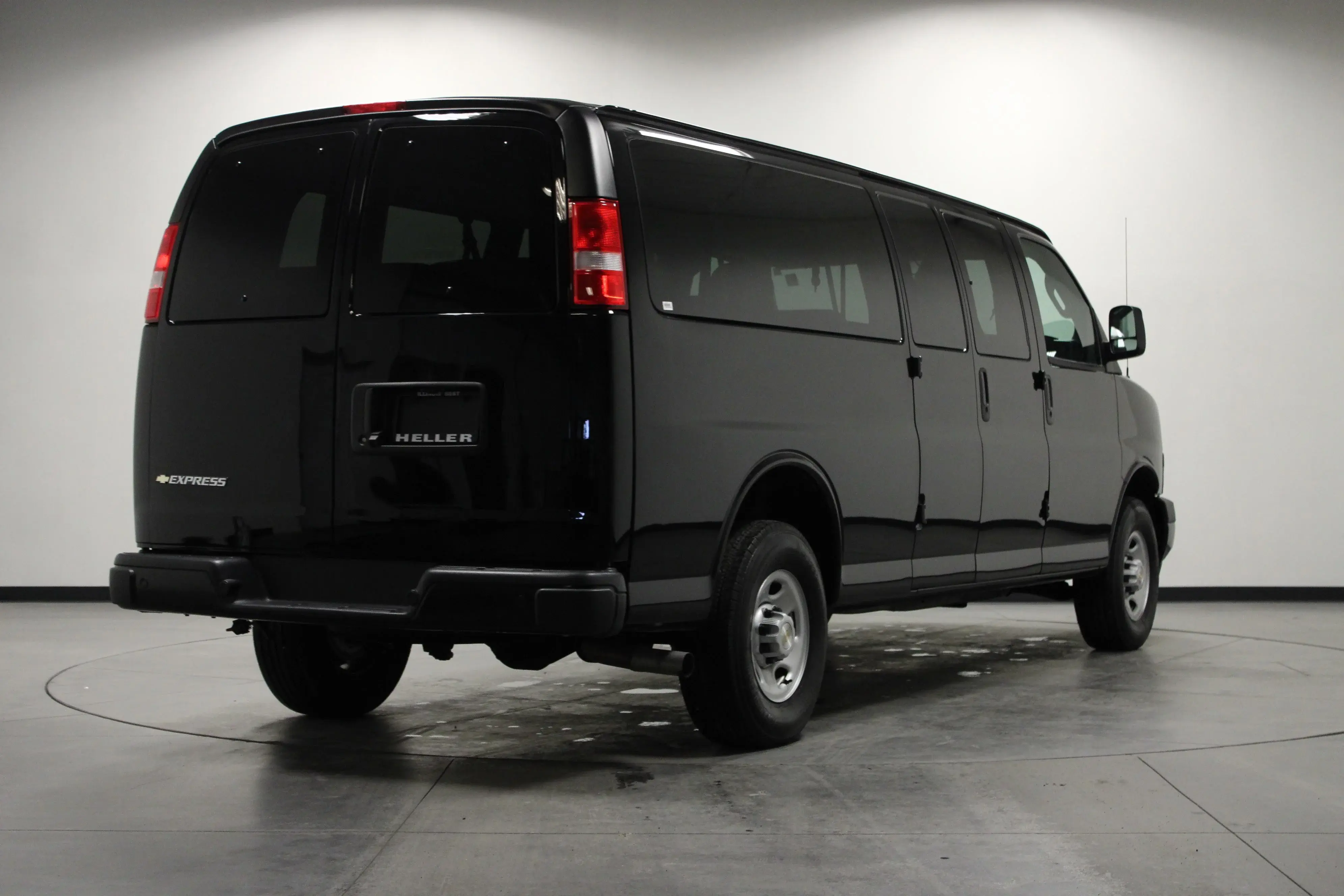 2025 Chevrolet Express 3500 LS Extended photo 4