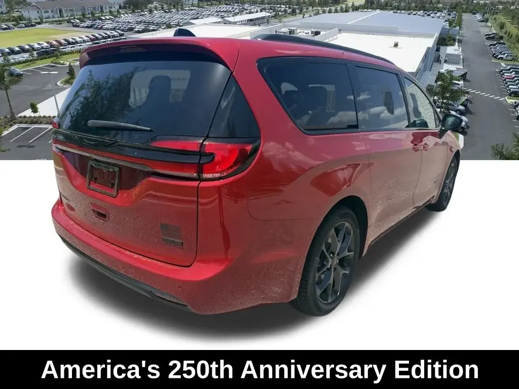 2027 Chrysler Pacifica Select photo 4