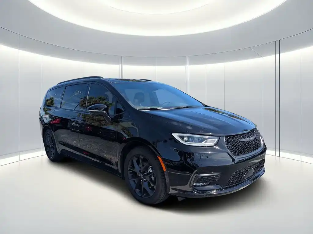 2026 Chrysler Pacifica Limited's photo